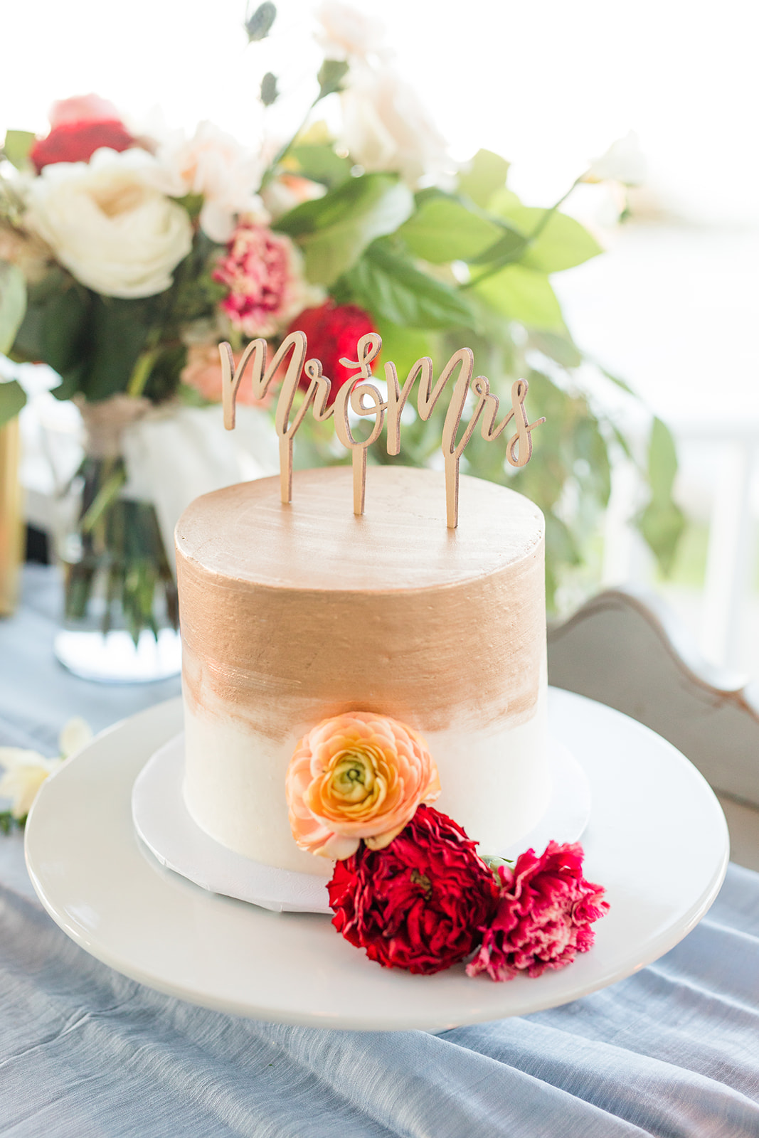 Gold and white cutting cake 