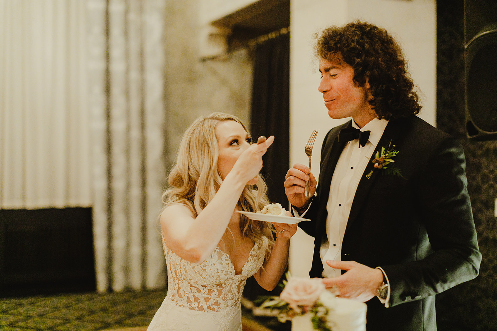 A couple enjoying cake during their Grand Rapids, Michigan wedding