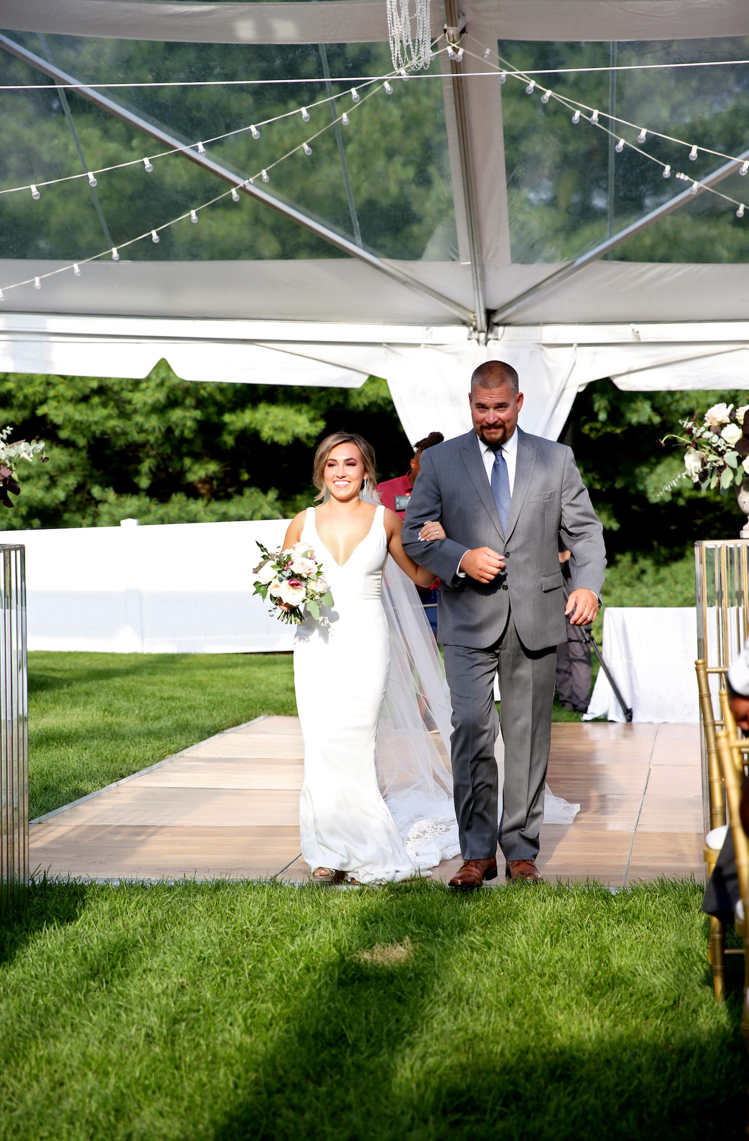 Father walking bride down aisle at kalamazoo Michigan wedding