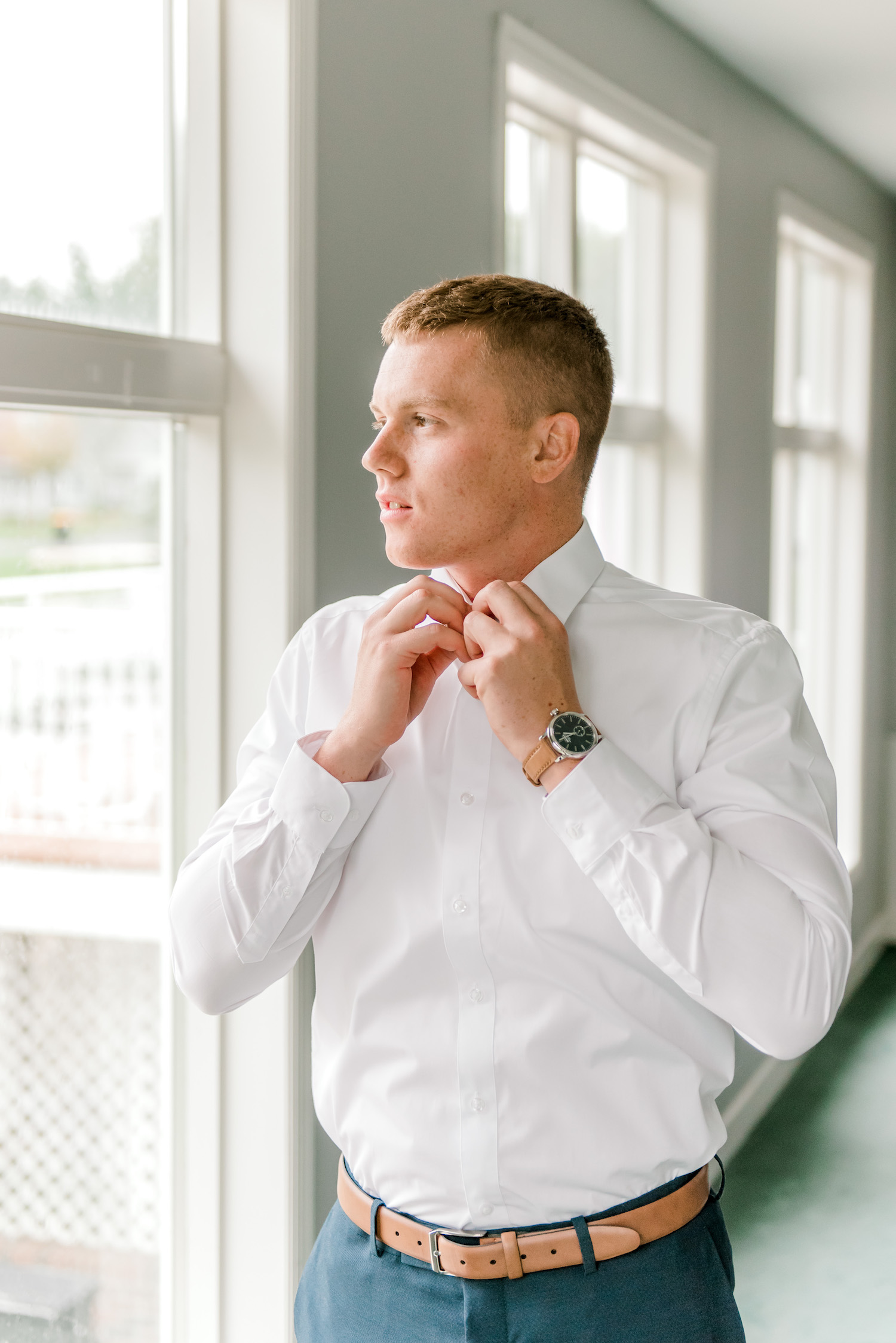 Groom getting ready for Wallinwood Springs Golf Course wedding