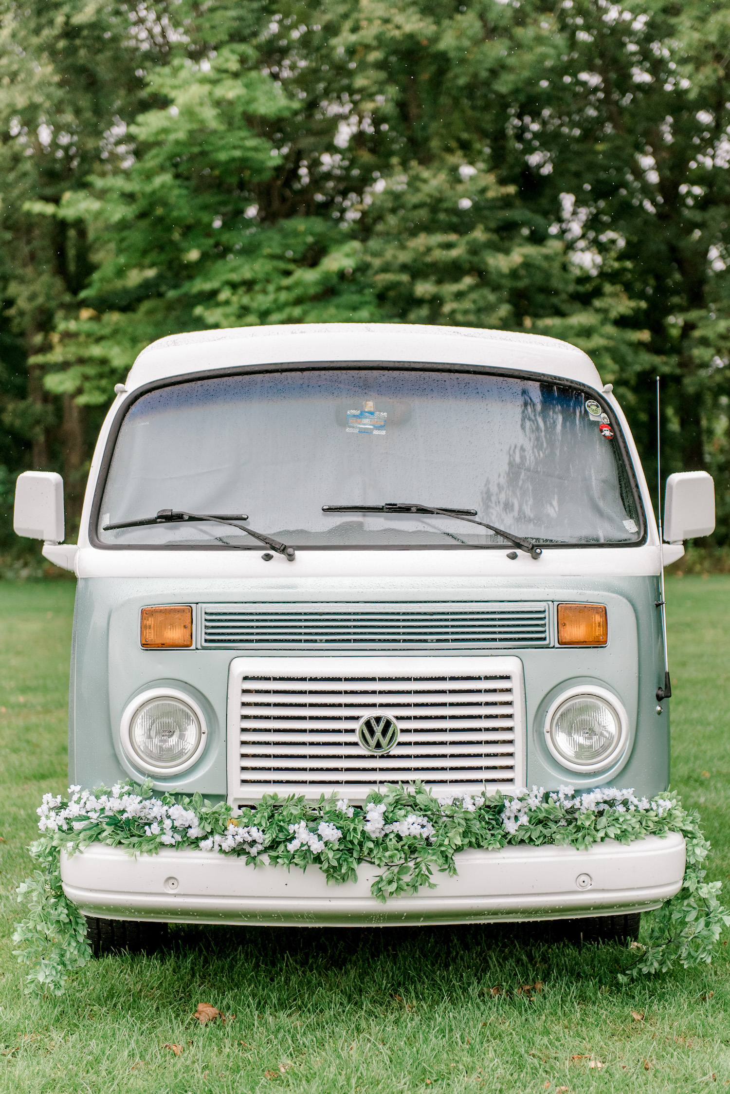 Old van with florals on the bumper for Wallinwood Springs Golf Course wedding