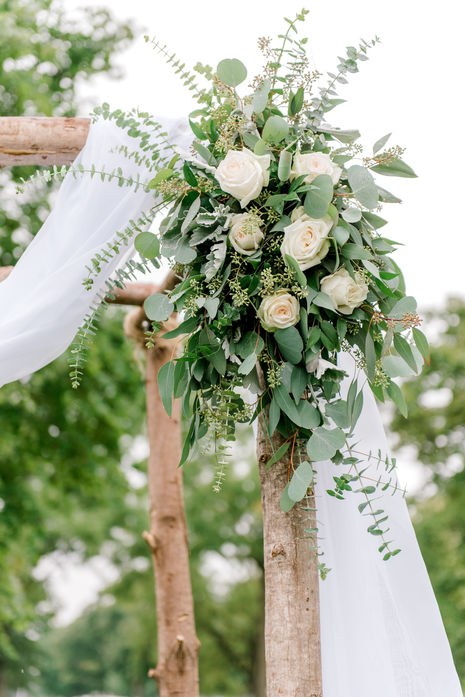 Floral arrangement on Wallinwood Springs Golf Course wedding arch