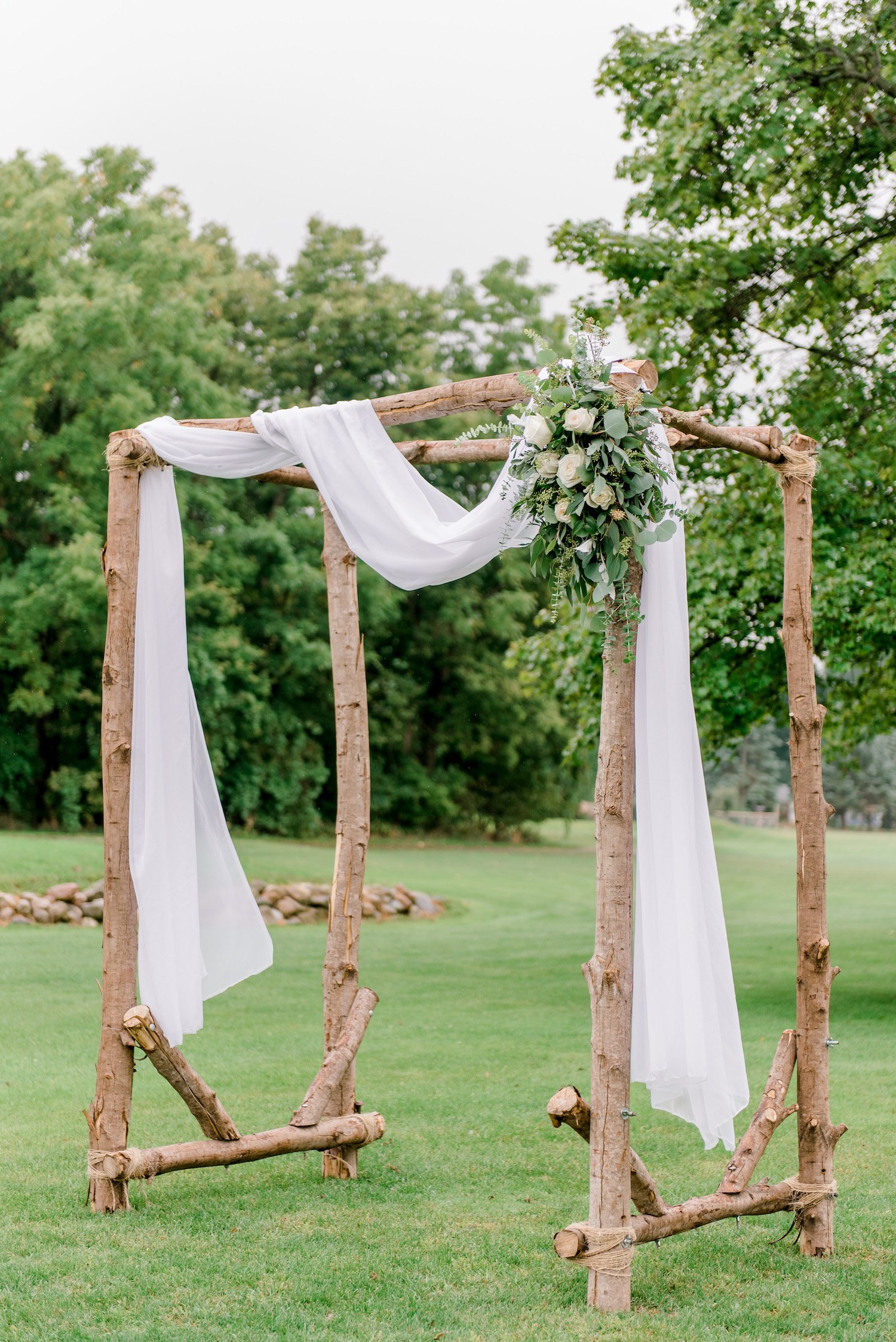 Wallinwood Springs Golf Course wedding arch