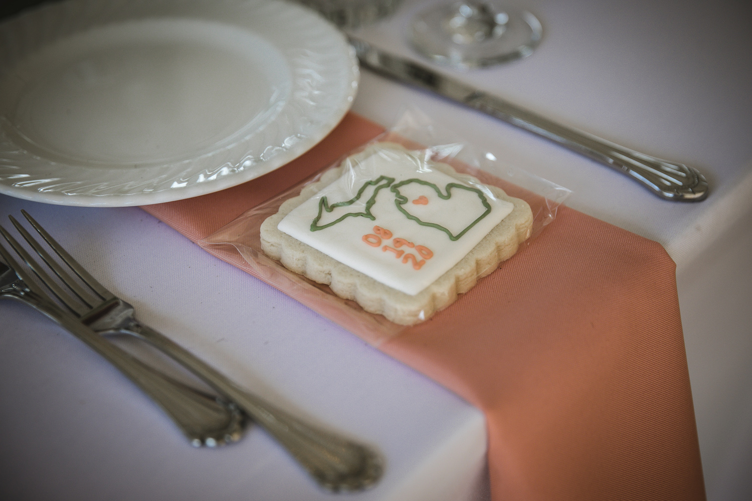 Guest cookie favors at place setting